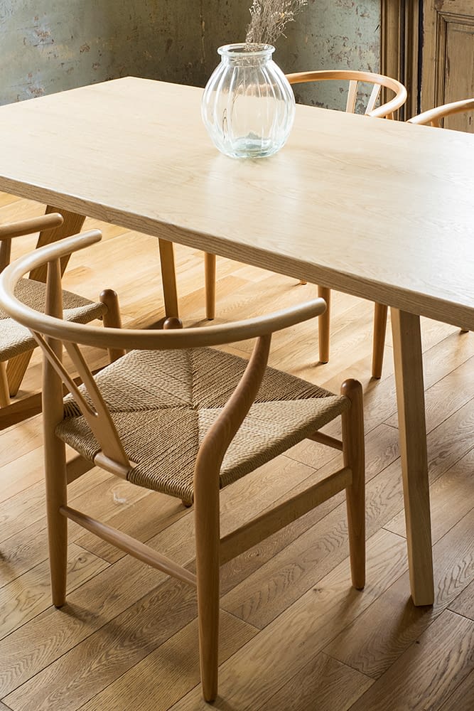 Juego 1 Mesa EM 160cm y 4 Sillas Wishbone Haya - SAMIC Uruguay