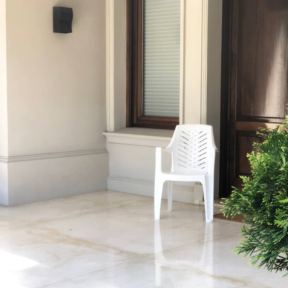 Silla De Plástico Blanca Con Apoya Brazos Jardín Marbella - MundoTrabajo